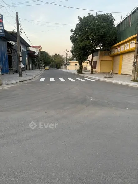 BÁN NHANH LÔ ĐẤT PHỐ TƯƠNG LAI, CHÂN CẦU BÔNG LAU• Diện tích 100m2 mặt 5m. • Hướng Đông