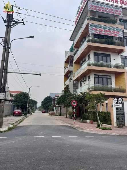 Bán lô đất Ninh Tiến 3 gần kênh Đô ThiênDiện tích : 133m2 mặt tiền 7m