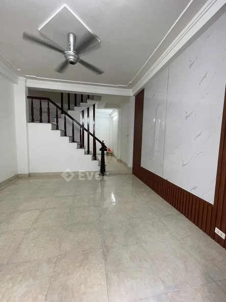 Bán căn nhà 2,5 tầng ngay gần chợ Văn Miếu cách đường oto chạy 50m , ngõ đều 2,5-3m