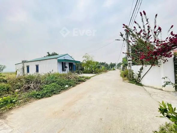 CƠ HỘI TỐT – GIÁ HƠN 1 TỶ Diện tích: 91m² Mặt tiền: 4,04m Vị trí: Ngay cây xăng Đức An