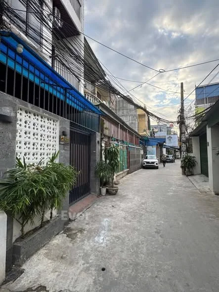 Chính chủ gửi bán Nhà 3 Tầng Lô Góc : ngõ 323 Giải Phóng