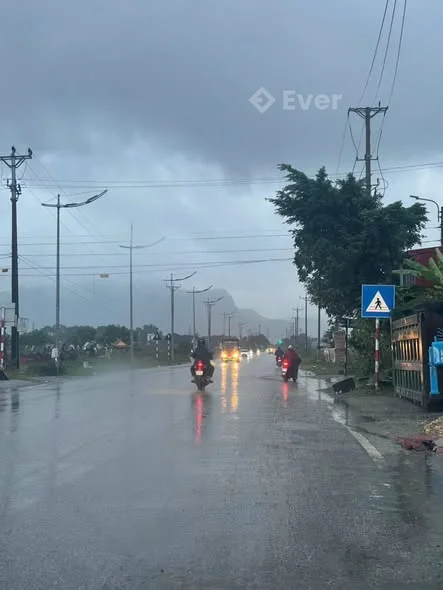 MẶT ĐƯỜNG NGUYỄN VĂN CỪ— TRƯỜNG ĐẠI HỌC CÔNG NGHIỆP HÀ NỘI