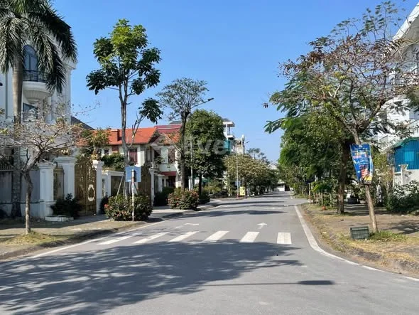 ĐẤT NỀN CEO1
Diện tích: 90m2
Mặt: 5m
Sổ đỏ full thổ cư
Mặt phố Lê Tư Lành, Vũ Văn Lý.
Xây nhà tự do.