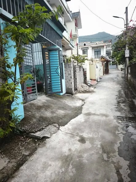 ĐẤT CẨM THẠCH NGÕ 800Thuận tiện bến xe Công nhân, chợ, trường cách 100m hơn ra mặt ngõ 800