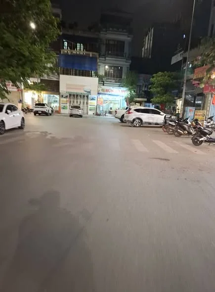 Cc bán nhà 3 tầng trung tâm Giếng Đồn phố xá tấp nập đông vui. Gần đường, gần chợ, gần trường học .