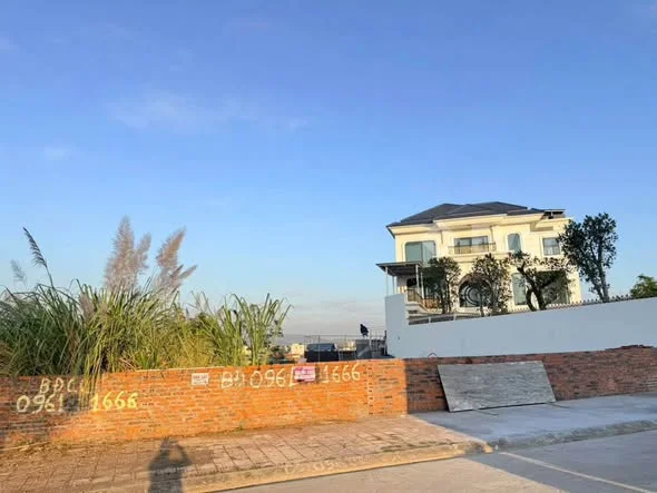 Đất thự đồi Sato. ( Sổ đỏ )- 240m2. Mặt tiền 12m.- Tây Nam.- Thoáng mát sạch sẽ, tầm nhìn đẹp