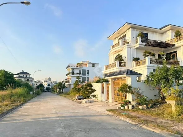 Đất thự đồi Sato. ( Sổ đỏ )- 240m2. Mặt tiền 12m.- Tây Nam.- Thoáng mát sạch sẽ, tầm nhìn đẹp