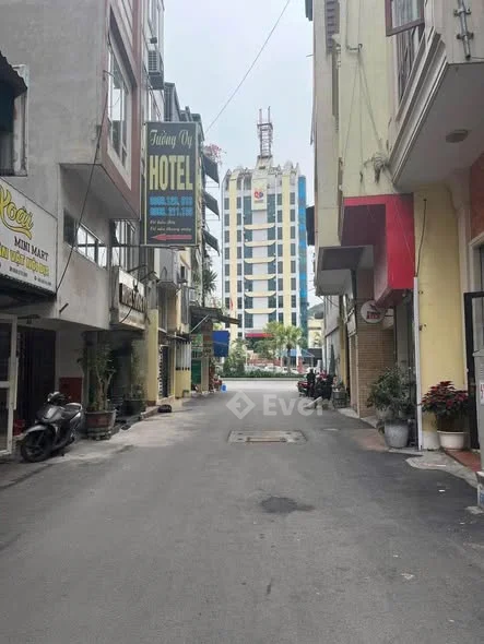 - Bán 2 căn nhà 4 Tầng Mới Ting Trung Tâm- Vị Trí Tại Ngõ 4 Nguyễn Văn Cừ