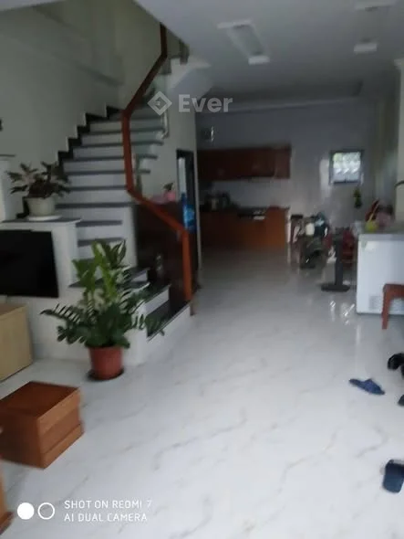 Bán nhà 3 tầng .ngõ 32bãi muối Công năng 1 phòng khách. Bếp và phòng ăn