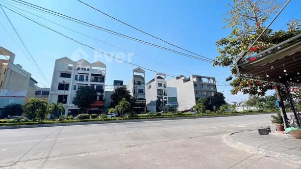 Chính chủ mình cần bán lô đất đường đôi Âu Cơ - đối diện chợ Đông vệ, cạnh nhà hàng Kando