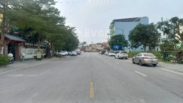 Bán lô đất ngã 5 Bút Sơn MB đối diện thuế Hoằng Hóa
DT: 6x15,7=94,2m² hướng nam. 
Đường, vỉa hè rộng - Thỏa thuận - 80m²