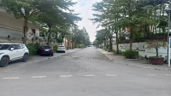 Bán lô đất ngã 5 Bút Sơn MB đối diện thuế Hoằng Hóa
DT: 6x15,7=94,2m² hướng nam.
Đường, vỉa hè rộng