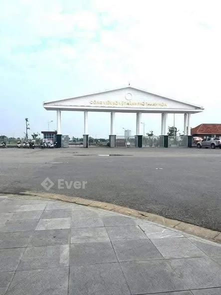 SIÊU RẺ Cần tiền em bán gấp 1 Lô Biệt Thự Hồ Núi long Dtich: 280m2 (14*18)