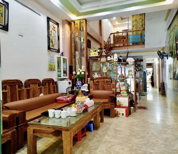 BÁN NHÀ 3T P. LAM SƠN Diện tích: 130m² Nhà 3 tầng mới, nội thất gỗ, tường ốp gạch