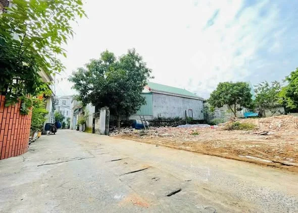 ĐẤT HƯNG BÌNH GẦN CHỢ CỬA BẮC - NGÕ ĐƯỜNG LÊ LỢI ĐƯỜNG 4M THÔNG THOÁNG GIÁ CHỈ 3,xty