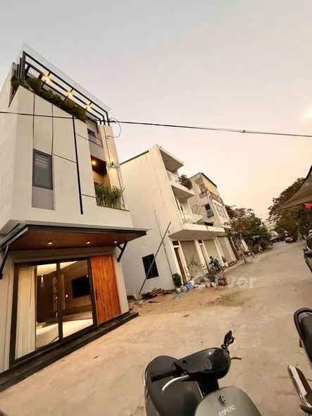 BÁN NHÀ 3 TẦNG – PHƯỜNG QUANG TRUNG, TP VINH • Đường hiện trạng rộng 10m, ô tô tránh thoải