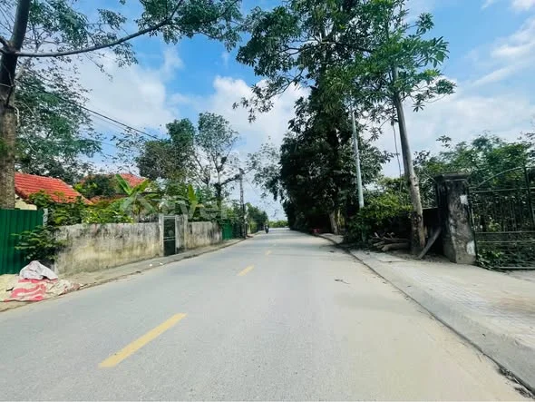 A trai có lô mặt đường Trần trùng Quang Dt : 136,8m2 ( sd thực tế gần 150m2 )