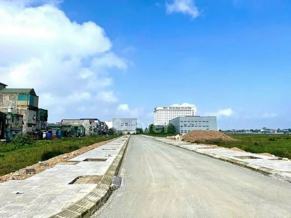 BÁN ĐẤT 2MT QH TÂN PHÚ THẠCH TRUNG CŨ LỐI 2 ĐƯỜNG TRẦN PHÚ(QL1A), ĐỐI DIỆN PHÒNG CSGT