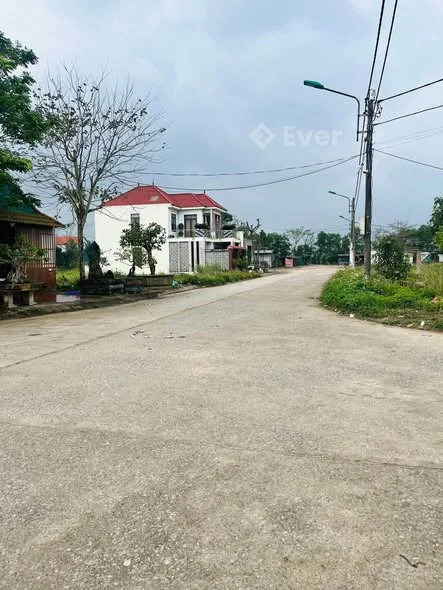 Gần ngay ngã 4 Cam Liên . Lệ Thuỷ cũ. Cam Hồng mới Dãy đấu chợ Cam Liên