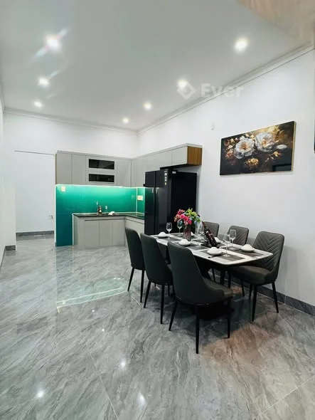 Nhà mê lửng Nguyễn Trãi - P- Nghĩa Lộ. Đường Ô tô, sân rộng rãi.