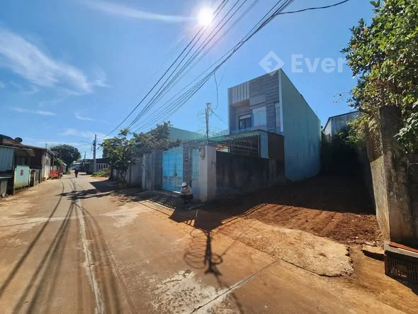 - Đất hẻm 410/40 Lý Thái Tổ thông ra đường Trần Quý Cáp đất phía bên cao