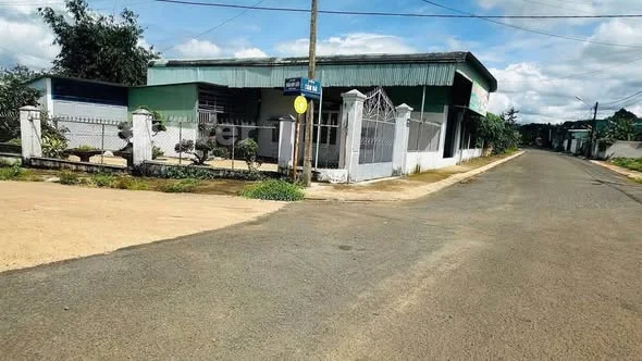 Đất mặt_tiền TRẦN HUY LIỆU Bên cạnh chợ BIỂN HỒ chạy vào. Diện Tích: 5x35 có 50m đất ở