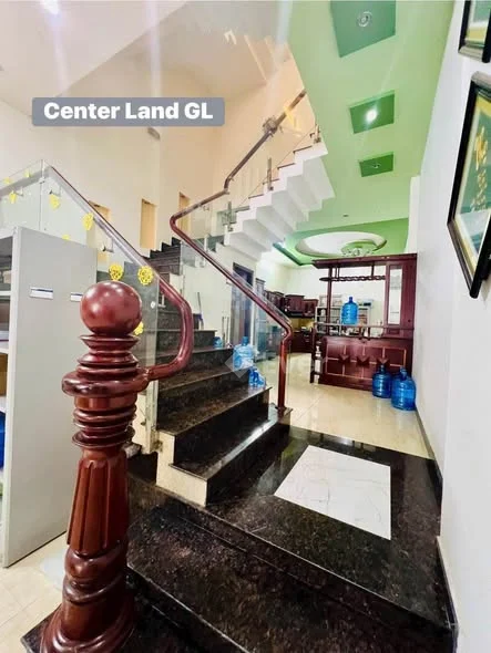 Nhà mặt tiền Tạ Quang Bửu. Song song đường Nguyễn Tất Thành.