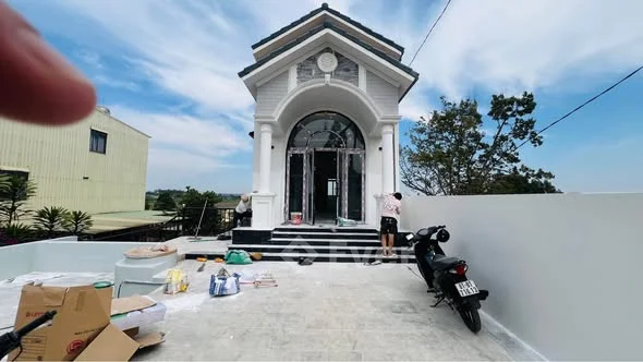 NHÀ MẶT 220 TIỀN LÝ THƯỜNG KIỆT - PHƯỜNG PLEIKU - GIA LAI NÚI Vị trí: ĐỐI DIỆN BIỆT THỰ PHƯỢNG HOÀN