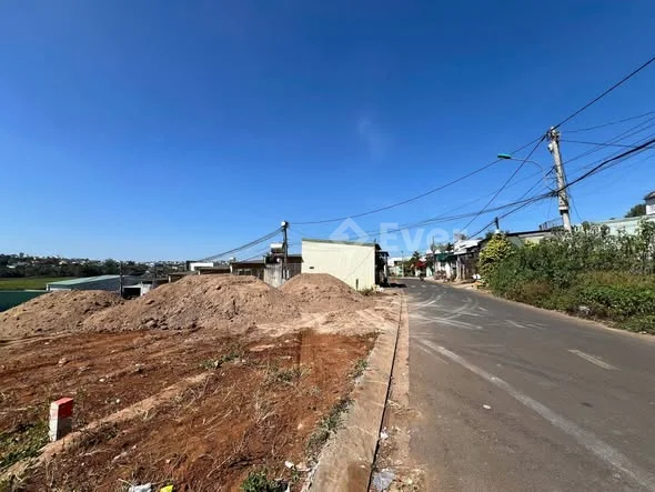 2 lô mặt tiền Ngô Thì Nhậm , đối diện nhà 38A . Diện tích : 4,5 x 29,5 đất ở 100m2 , hướng đông