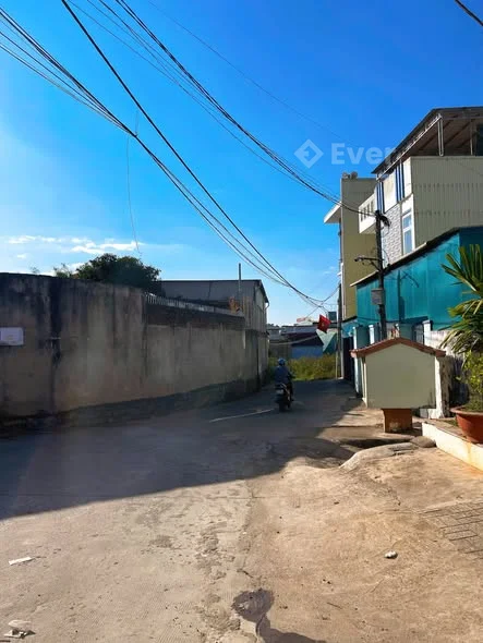 1 lô duy nhất hẻm 94 Phù Đổng,phường Pleiku Dt: 6,5m x 20m nở hậu 8,4m (tổng 155m2),hướng chính Đông