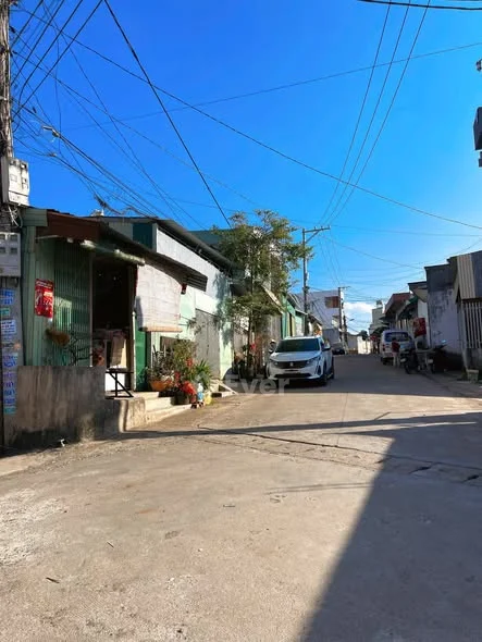 1 lô duy nhất hẻm 94 Phù Đổng,phường Pleiku
Dt: 6,5m x 20m nở hậu 8,4m (tổng 155m2),hướng chính Đông