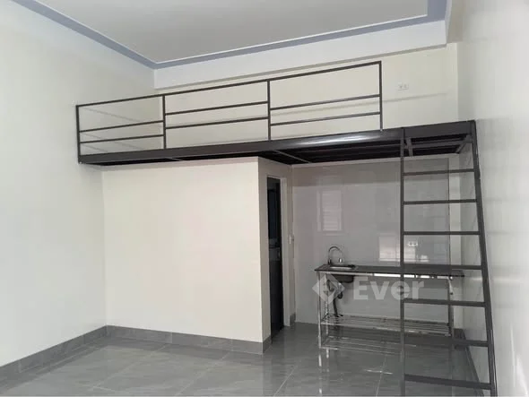 Phòng trọ khép kín, có đầy đủ nóng lạnh, điều hoà mới, phòng mặt tiền rộng thoáng mát, gần trường