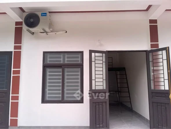 Phòng trọ khép kín, có đầy đủ nóng lạnh, điều hoà mới, phòng mặt tiền rộng thoáng mát, gần trường