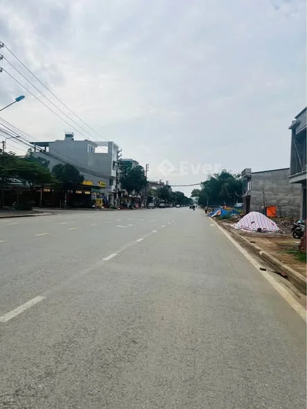 Cần tiền thiện chí bán lô đất siêu đẹp không vướng gì, nằm trên con đường sầm uất