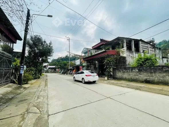 Khai Xuân mới lấy may em ra hàng lô đất đẹp này Thế đất đẹp , Mặt tiền rộng 11 m