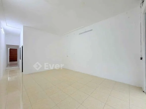 Ngay ngã 6 1căn nhà sẵn ở muốn tìm chủ mới