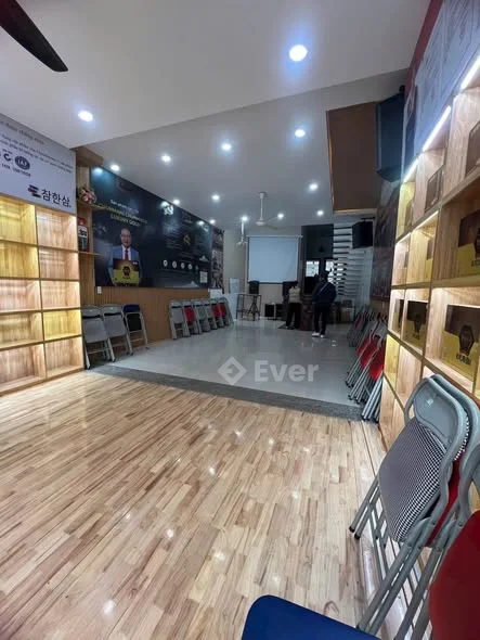 BÁN CĂN 5 tầng lệch dt sd 160 m2 TT CỐC LẾUĐịa chỉ : Hoàng Văn Thụ Cốc Lếu