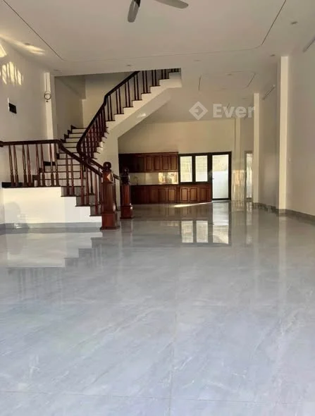 GIÁ: 2 tỷ 600 triệuNhà 2 tầng 1 tum. Mới tinh, mặt tiền 6m. Bìa 109,5m