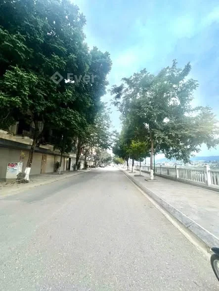 Bán 2 Căn Nhà Liền kề xây thô phố mới Đường D1 bờ kè phố mới - Lào Cai