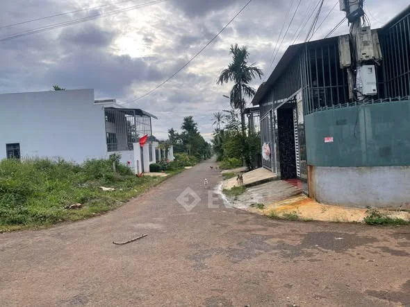 mặt tiền KA2 Etu phường Tân An Diện tích : 6 x 37m Thổ cư : 60m2 Hướng : nam