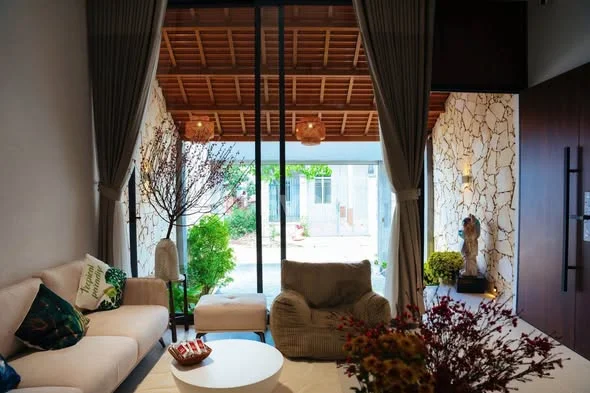 Một ngôi nhà thiết kế hiện đại ấm cúng nằm trong trung tâm phố hẻm 2 oto né nhau