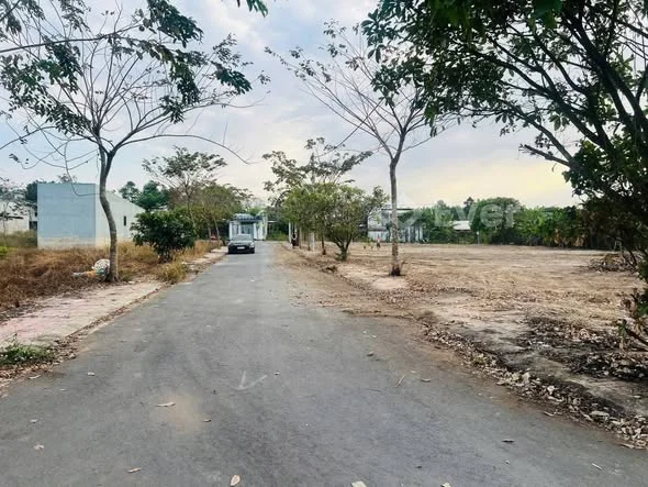 Bên hông trường Trịnh Hoài Đức giá chỉ 1ty190tr. Diện tích 5x20 đường nhựa vỉa hè cây xanh