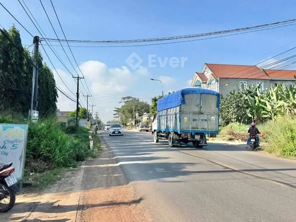 Mặt đường Nguyễn Hoàng , Xã Trảng Bom Cách chợ Sông Trầu 300m đang buôn bán quán cafe rất đông khác