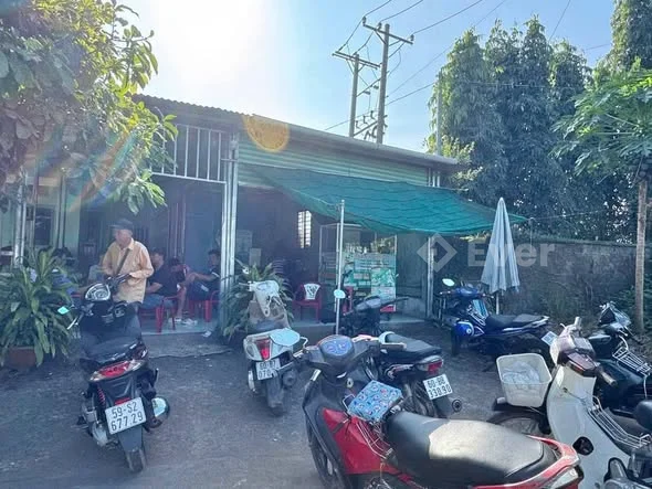 Mặt đường Nguyễn Hoàng , Xã Trảng Bom
Cách chợ Sông Trầu 300m đang buôn bán quán cafe rất đông khác