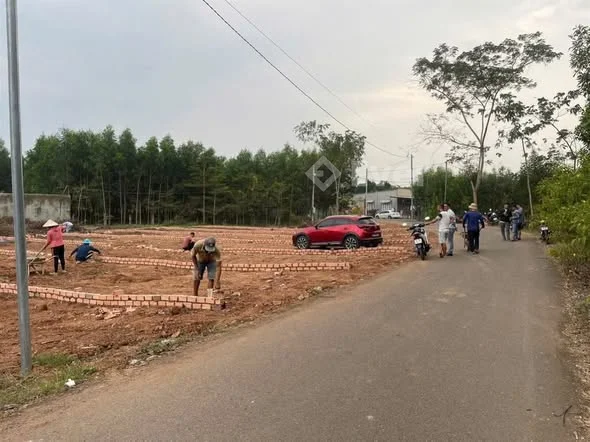 Chỉ còn vài lô đuờng nhựa sổ riêng thổ cư tranh thủ khách ơi.Chủ gửi bán đất thuộc Ấp Tân Thịnh