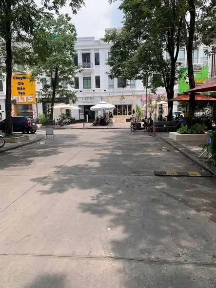 Bán nhà 1 trệt 2 lầu ngay Vincom Plaza - Ngã 4 Lạc Cường, trung tâm Biên Hòa