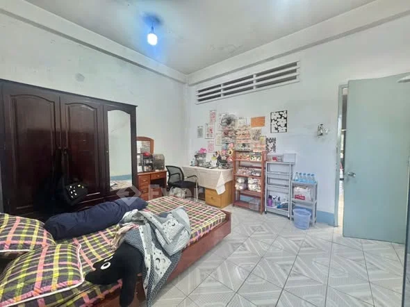 Nhà 1 trệt 2 lầu mặt tiền đường CMT8 phường Quyết Thắng . Kết cấu : 5 phòng ngủ, 3 tolet, khách, sân