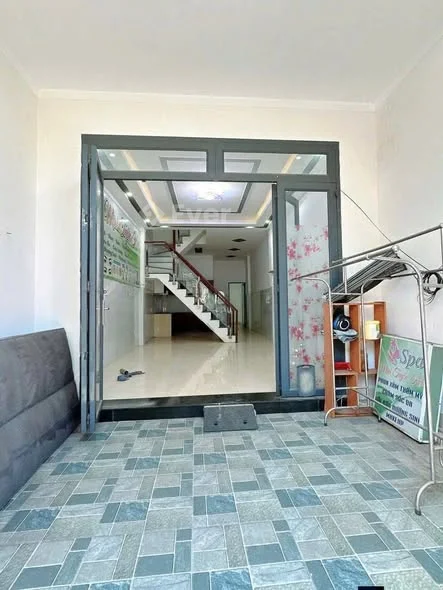 Nhà lầu trệt sổ riêng giá rẻ vị trí đẹp ngay chợ Phú Thọ vào 1 xẹc 50m. Kp5 Trảng Dài