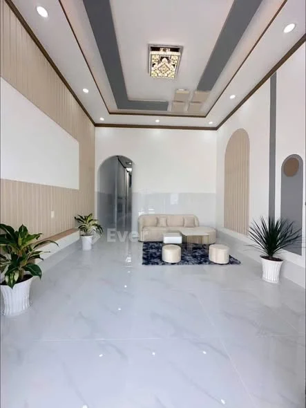 Bán nhà mới hoàn thiện 62 Nguyễn Chí Thanh , P. Hoà Thành , Tây NinhNhà 3 phòng ngủ.sân đậu ô tô