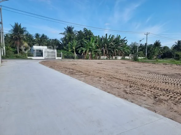 Bán nền nhánh Nhựa thông qua Đường Huệ Sanh ngay sau Chợ Sóc Ruộng . Khu Sa Bình - Long Đức